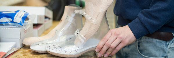Fertigung von orthopädischen Schuhen bei F. G. Streifeneder KG Orthopädieschuhtechnik